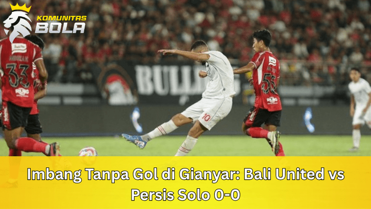 Suasana pertandingan Bali United vs Persis Solo di Stadion Kapten I Wayan Dipta dengan pemain sedang menyiapkan serangan. Komunitas bola