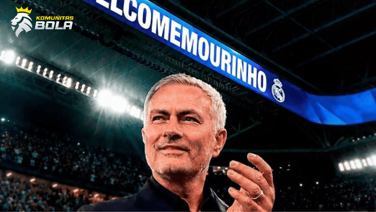 Jose Mourinho tersenyum memegang jersey Real Madrid dengan latar stadion Santiago Bernabeu – komunitasbola