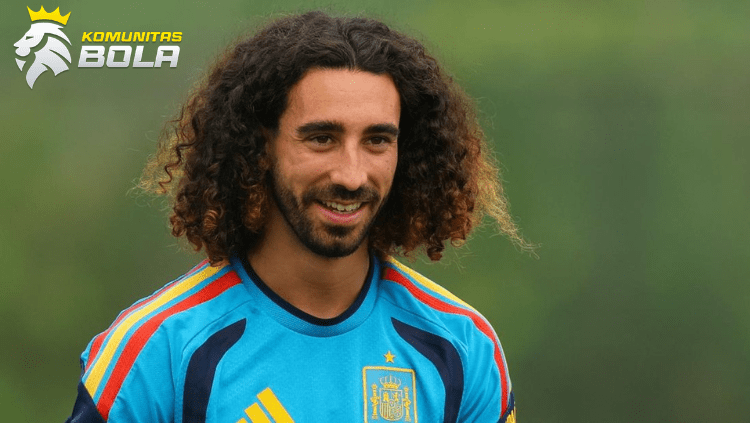 Marc Cucurella mengenakan jersey Timnas Spanyol saat sesi latihan menjelang pertandingan internasional tahun 2026.