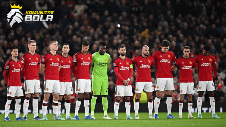Para pemain Manchester United berdiri berjajar sebelum pertandingan Liga Champions UEFA dengan mengenakan jersey kandang berwarna merah di stadion yang dipenuhi suporter.