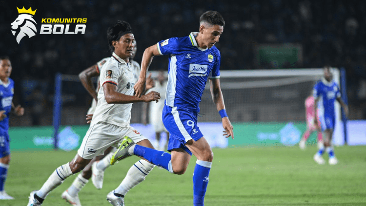 Pemain Persib Bandung berlari menggiring bola sambil dikawal ketat pemain lawan pada pertandingan Liga 1 Indonesia di stadion.