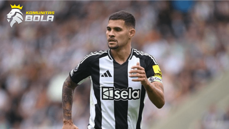 Bruno Guimaraes Newcastle United tengah membawa bola di lapangan hijau stadion, target transfer Arsenal 2026