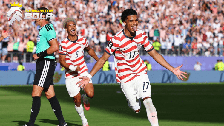 Pemain Timnas Amerika Serikat melakukan selebrasi gol pada pertandingan Piala Dunia FIFA 2026 di depan ribuan pendukung di stadion.