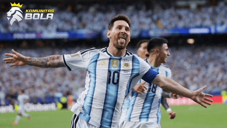 Lionel Messi merayakan gol untuk Timnas Argentina pada pertandingan Piala Dunia FIFA 2026 dengan kedua tangan terbentang di depan para pendukung.