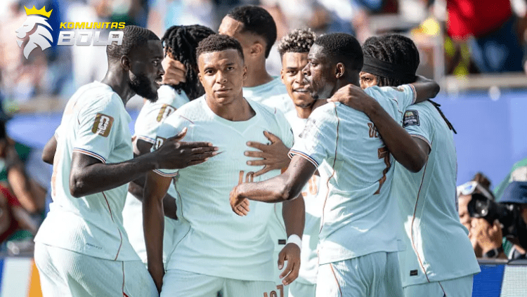 Kylian Mbappé melakukan selebrasi usai mencetak gol untuk Timnas Prancis dalam pertandingan Piala Dunia FIFA 2026 di depan ribuan penonton.