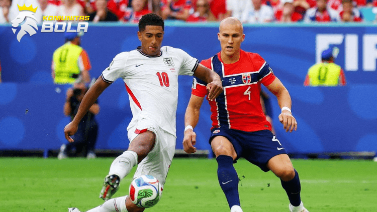 Pemain Timnas Inggris nomor 10 menggiring bola saat mendapat tekanan dari pemain Norwegia nomor 4 dalam pertandingan sepak bola internasional.