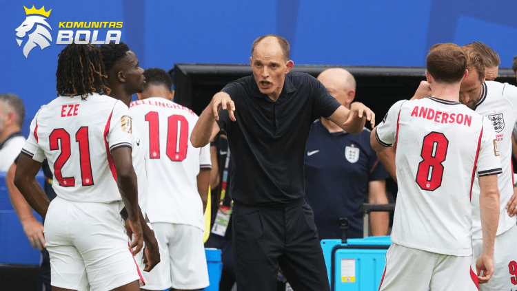 Thomas Tuchel memberikan instruksi taktik kepada pemain Timnas Inggris termasuk Eberechi Eze dan Elliot Anderson saat pertandingan internasional.
