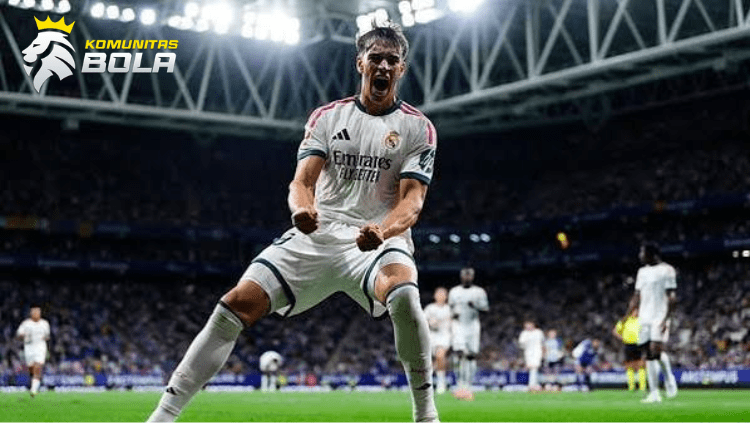 Para pemain Real Madrid merayakan kemenangan 2-1 atas Espanyol bersama Carlos Espi yang mencetak gol debut kemenangan.